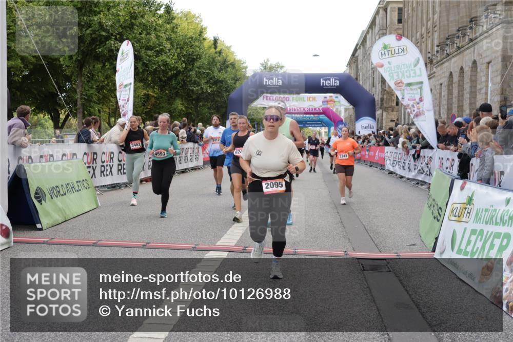 06.09.2026 - CURREX Alsterlauf Yannick Fuchs http://msf.ph/oto/10126988 06.09.2026 10:04:54 Ziel 2095, 2133, 2278, 2343, 2512, 2776, 3109, 3412, 3452, 4413, 4415, 4593, 4704, 4892, 5022, 5568, 6282, 8242 meine-sportfotos.de