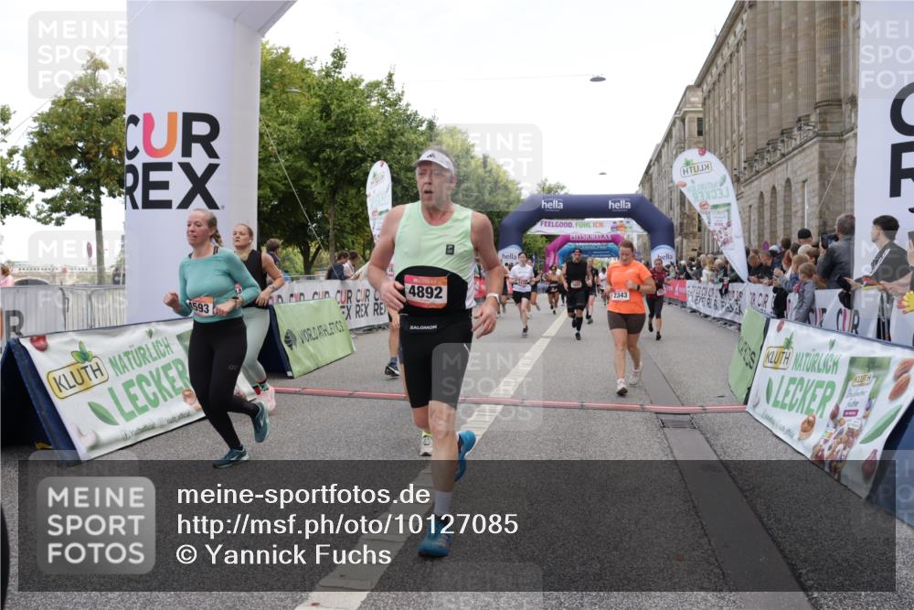06.09.2026 - CURREX Alsterlauf Yannick Fuchs http://msf.ph/oto/10127085 06.09.2026 10:04:56 Ziel 2095, 2133, 2343, 2512, 2776, 3109, 3412, 3452, 3853, 3854, 3968, 4593, 4704, 4892, 5022, 5329, 6282, 8242 meine-sportfotos.de