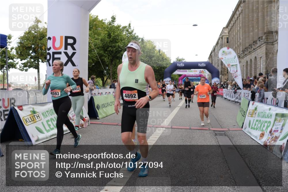 06.09.2026 - CURREX Alsterlauf Yannick Fuchs http://msf.ph/oto/10127094 06.09.2026 10:04:56 Ziel 2095, 2133, 2343, 2512, 2776, 3109, 3412, 3452, 3853, 3854, 3968, 4593, 4704, 4892, 5022, 5329, 6282, 8242 meine-sportfotos.de