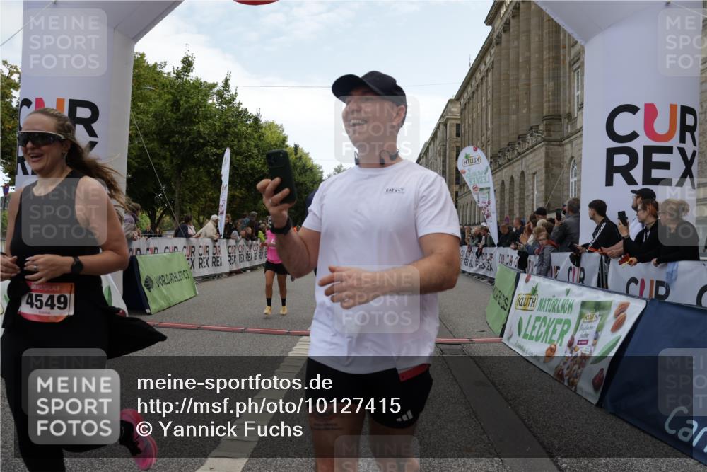 06.09.2026 - CURREX Alsterlauf Yannick Fuchs http://msf.ph/oto/10127415 06.09.2026 10:05:06 Ziel 2512, 2709, 3317, 3793, 3853, 3854, 3968, 4231, 4549, 4565, 5022, 5044, 5300, 5329, 5765, 6110, 6179, 6209, 6251, 6253, 8064, 8099, 8298 meine-sportfotos.de