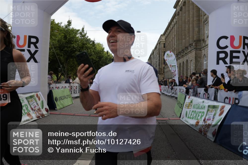 06.09.2026 - CURREX Alsterlauf Yannick Fuchs http://msf.ph/oto/10127426 06.09.2026 10:05:06 Ziel 2512, 2709, 3317, 3793, 3853, 3854, 3968, 4231, 4549, 4565, 5022, 5044, 5300, 5329, 5765, 6110, 6179, 6209, 6251, 6253, 8064, 8099, 8298 meine-sportfotos.de