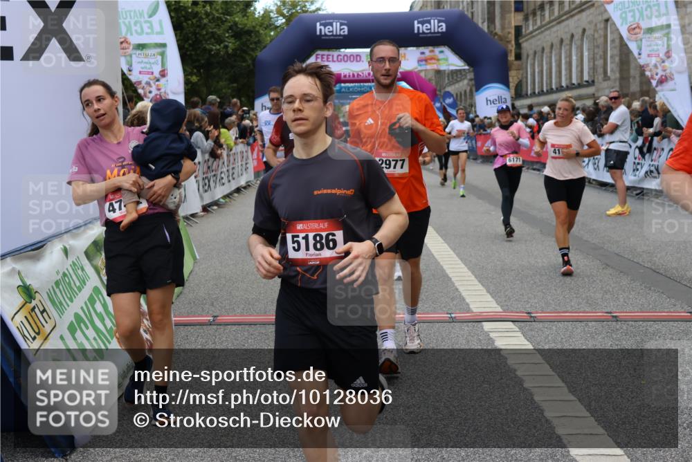 06.09.2026 - CURREX Alsterlauf Strokosch-Dieckow http://msf.ph/oto/10128036 06.09.2026 10:01:48 Ziel 2040, 2229, 2385, 2977, 3115, 3150, 3322, 3448, 3563, 4067, 4117, 4162, 4608, 4618, 5106, 5186, 5380, 5388, 5429, 5542, 5679, 5734, 6171, 6341, 8038, 8122 meine-sportfotos.de