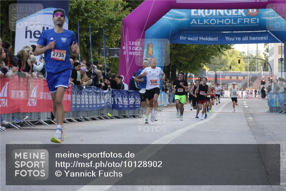 06.09.2026 - CURREX Alsterlauf Yannick Fuchs http://msf.ph/oto/10128902 06.09.2026 09:37:16 Ziel 2735, 6006, 6008 meine-sportfotos.de