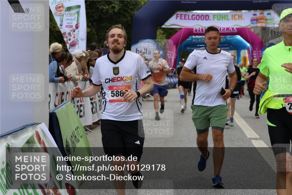 06.09.2026 - CURREX Alsterlauf Strokosch-Dieckow http://msf.ph/oto/10129178 06.09.2026 10:02:56 Ziel 2500, 2687, 3338, 3721, 3909, 4345, 4348, 4474, 4475, 4730, 5190, 5366, 5465, 5659, 5771, 5780, 5865, 5866, 6398, 8282 meine-sportfotos.de