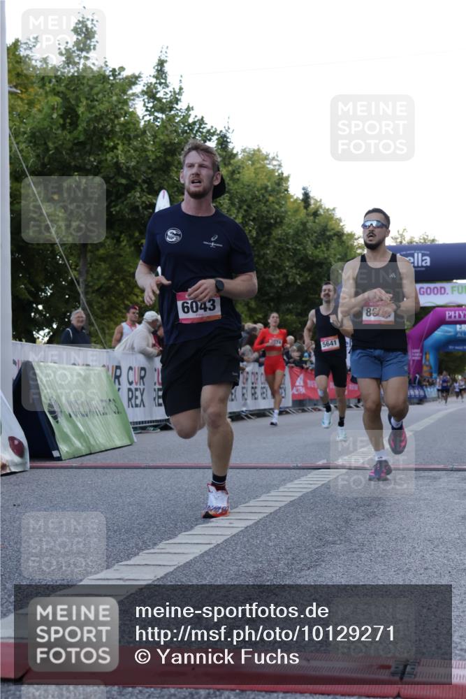 06.09.2026 - CURREX Alsterlauf Yannick Fuchs http://msf.ph/oto/10129271 06.09.2026 09:37:37 Ziel 2021, 2391, 3040, 3809, 4201, 4625, 5374, 5641, 6043, 6494, 8084 meine-sportfotos.de