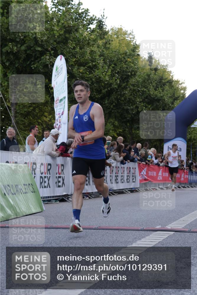 06.09.2026 - CURREX Alsterlauf Yannick Fuchs http://msf.ph/oto/10129391 06.09.2026 09:37:49 Ziel 4201, 5024, 5441, 5671 meine-sportfotos.de