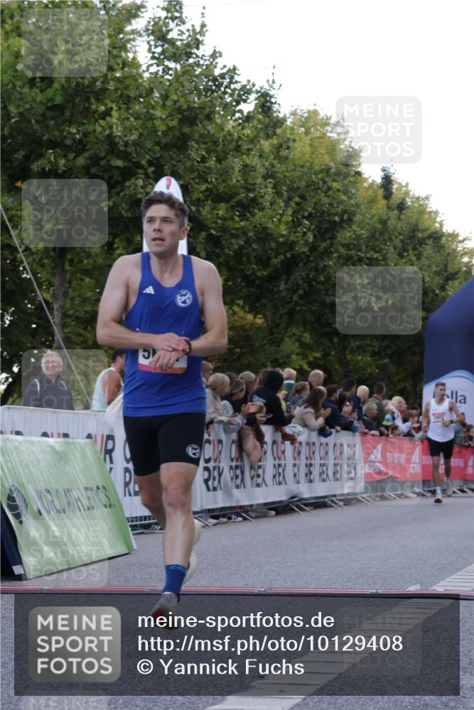 06.09.2026 - CURREX Alsterlauf Yannick Fuchs http://msf.ph/oto/10129408 06.09.2026 09:37:49 Ziel 4201, 5024, 5441, 5671 meine-sportfotos.de