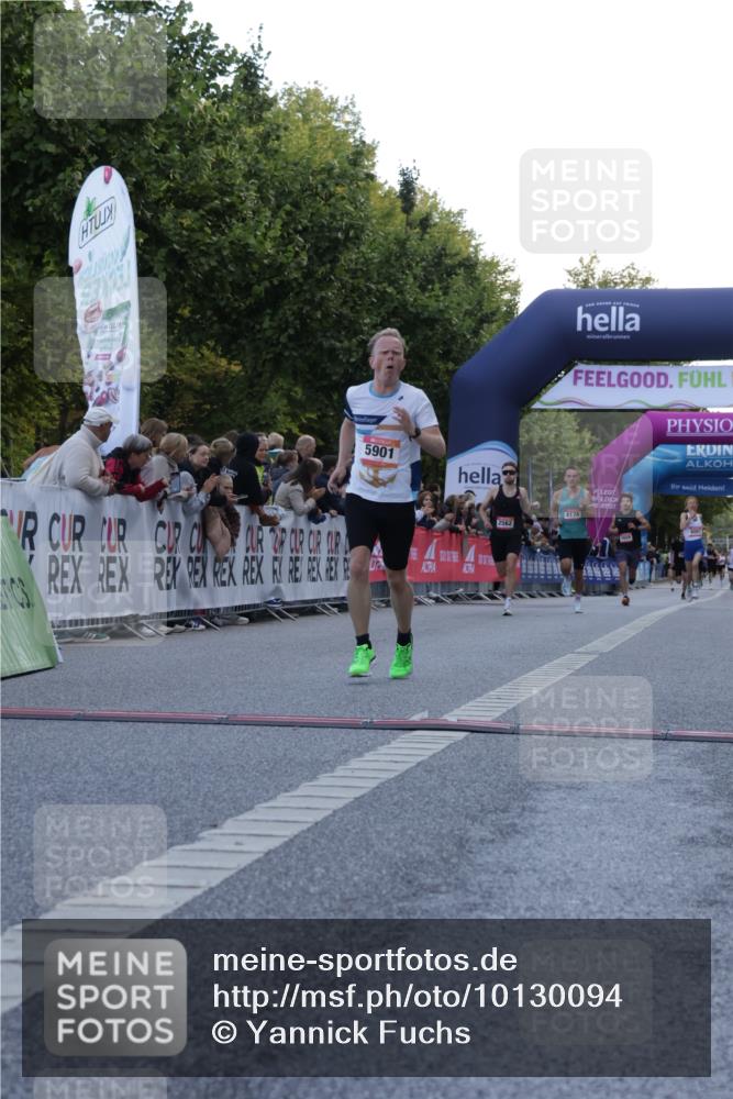 06.09.2026 - CURREX Alsterlauf Yannick Fuchs http://msf.ph/oto/10130094 06.09.2026 09:38:01 Ziel 2562, 2802, 3382, 4176, 5901, 6001, 6300, 8011 meine-sportfotos.de