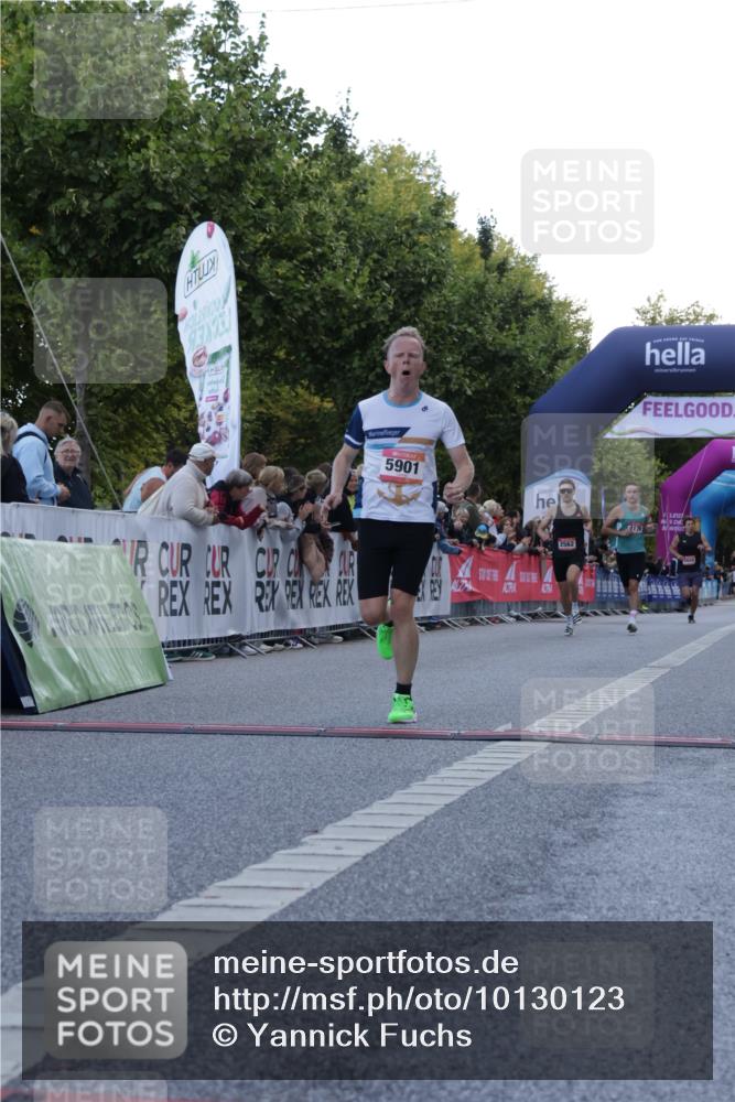 06.09.2026 - CURREX Alsterlauf Yannick Fuchs http://msf.ph/oto/10130123 06.09.2026 09:38:01 Ziel 2562, 2802, 3382, 4176, 5901, 6001, 6300, 8011 meine-sportfotos.de