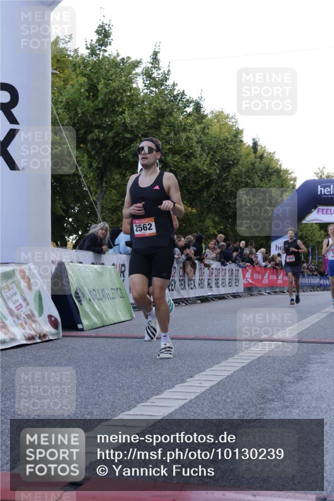 06.09.2026 - CURREX Alsterlauf Yannick Fuchs http://msf.ph/oto/10130239 06.09.2026 09:38:05 Ziel 2562, 4176, 5658, 5901, 6003, 8011 meine-sportfotos.de