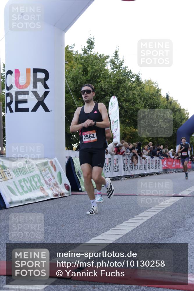 06.09.2026 - CURREX Alsterlauf Yannick Fuchs http://msf.ph/oto/10130258 06.09.2026 09:38:05 Ziel 2562, 4176, 5658, 5901, 6003, 8011 meine-sportfotos.de