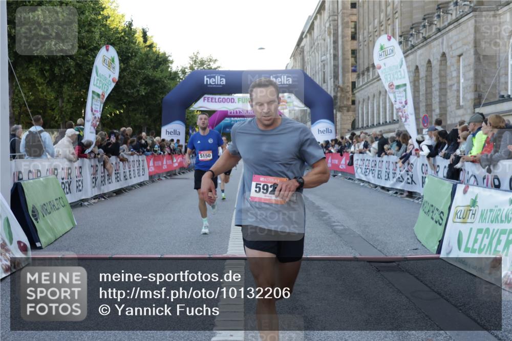 06.09.2026 - CURREX Alsterlauf Yannick Fuchs http://msf.ph/oto/10132206 06.09.2026 09:40:10 Ziel 2211, 2831, 3300, 5150, 5322, 5925, 6026 meine-sportfotos.de