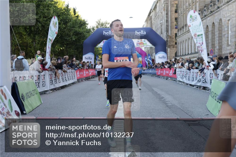 06.09.2026 - CURREX Alsterlauf Yannick Fuchs http://msf.ph/oto/10132237 06.09.2026 09:40:12 Ziel 2211, 2831, 3300, 5150, 5322, 5925, 5989, 6026 meine-sportfotos.de