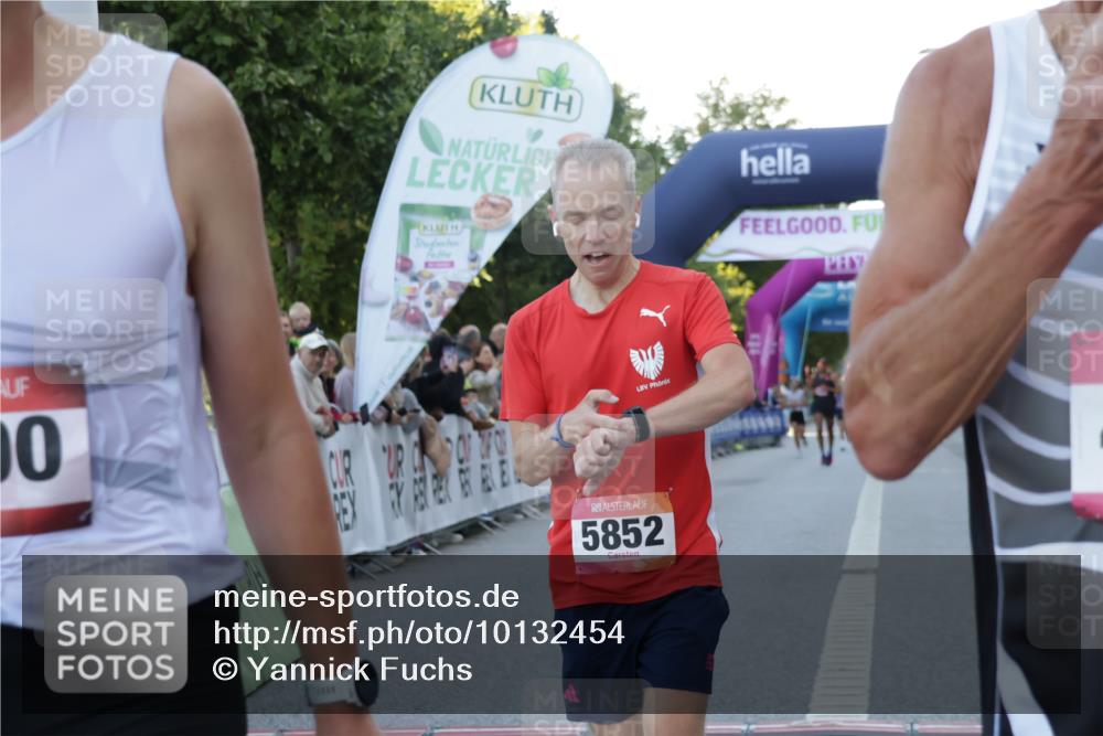 06.09.2026 - CURREX Alsterlauf Yannick Fuchs http://msf.ph/oto/10132454 06.09.2026 09:40:25 Ziel 2299, 3990, 4569, 4636, 5302, 5399, 5783, 5828, 5852, 6222 meine-sportfotos.de