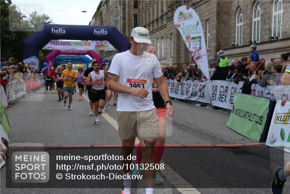 06.09.2026 - CURREX Alsterlauf Strokosch-Dieckow http://msf.ph/oto/10132508 06.09.2026 09:53:28 Ziel 2460, 2536, 2554, 2561, 2666, 2766, 3065, 3205, 3395, 3396, 3531, 3953, 4620, 4749, 4808, 4945, 4980, 5029, 5133, 5546, 5822, 5839, 8006 meine-sportfotos.de