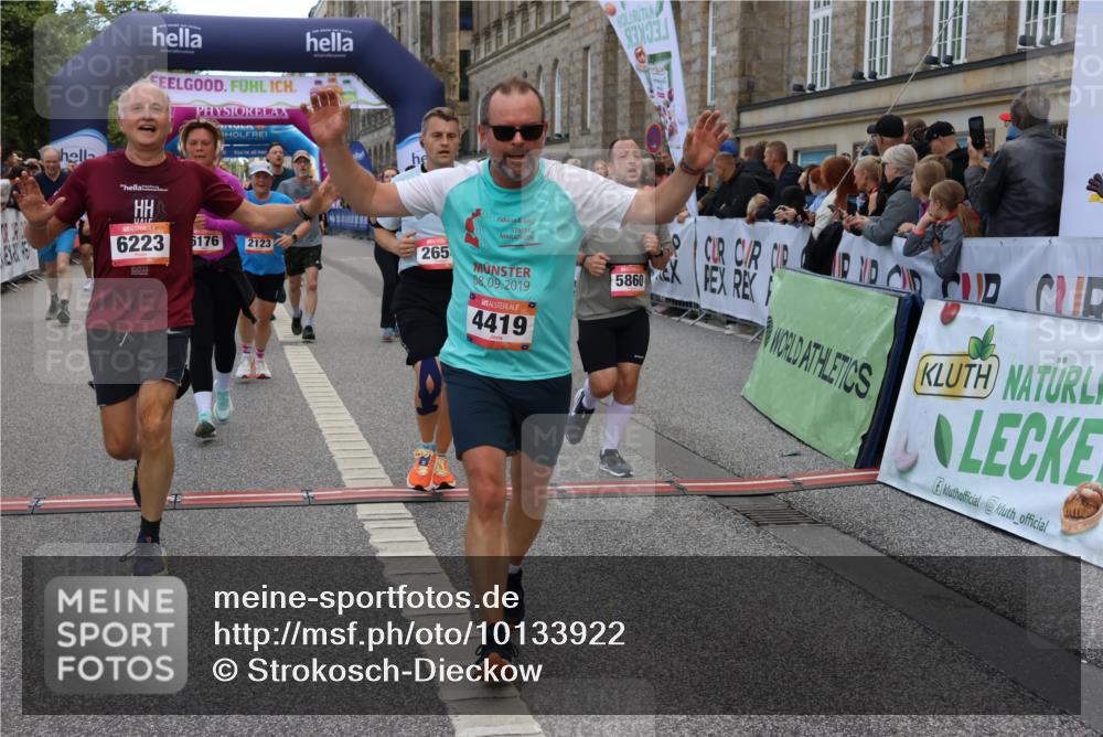 06.09.2026 - CURREX Alsterlauf Strokosch-Dieckow http://msf.ph/oto/10133922 06.09.2026 10:07:51 Ziel 1316, 2123, 2387, 2654, 2933, 3092, 3576, 3705, 3706, 3722, 3723, 3915, 3932, 4419, 4473, 5324, 5338, 5587, 5588, 5791, 5860, 6044, 6176, 6223, 6382 meine-sportfotos.de