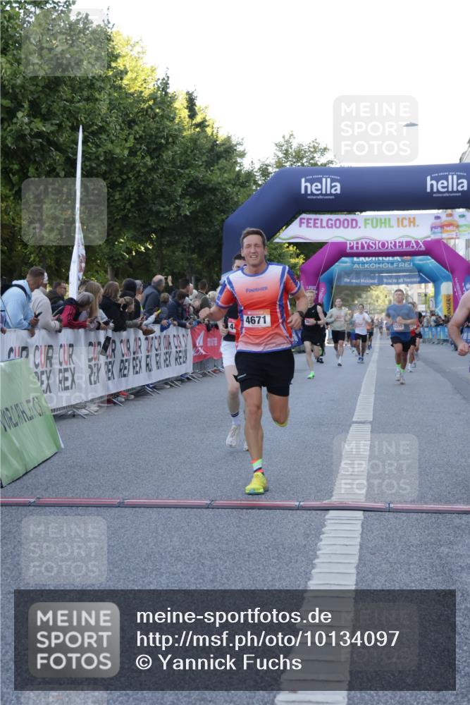 06.09.2026 - CURREX Alsterlauf Yannick Fuchs http://msf.ph/oto/10134097 06.09.2026 09:41:52 Ziel 2319, 2608, 4470, 4671 meine-sportfotos.de