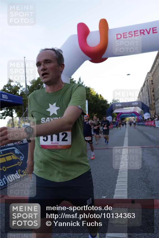 06.09.2026 - CURREX Alsterlauf Yannick Fuchs http://msf.ph/oto/10134363 06.09.2026 09:42:09 Ziel 2606, 2738, 3238, 3714, 4068, 4241, 4535, 4967, 5112, 5960, 5997, 6127, 6280 meine-sportfotos.de
