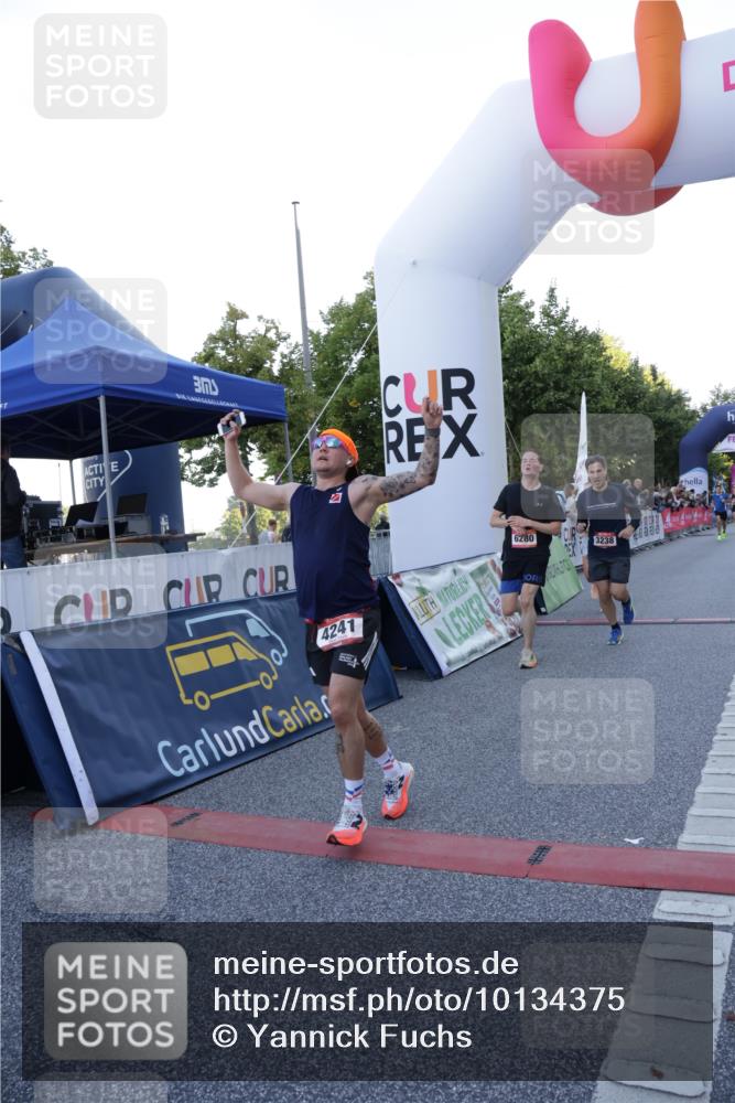 06.09.2026 - CURREX Alsterlauf Yannick Fuchs http://msf.ph/oto/10134375 06.09.2026 09:42:10 Ziel 2606, 3238, 3714, 4068, 4241, 4535, 4967, 5112, 5960, 5997, 6127, 6151, 6280 meine-sportfotos.de