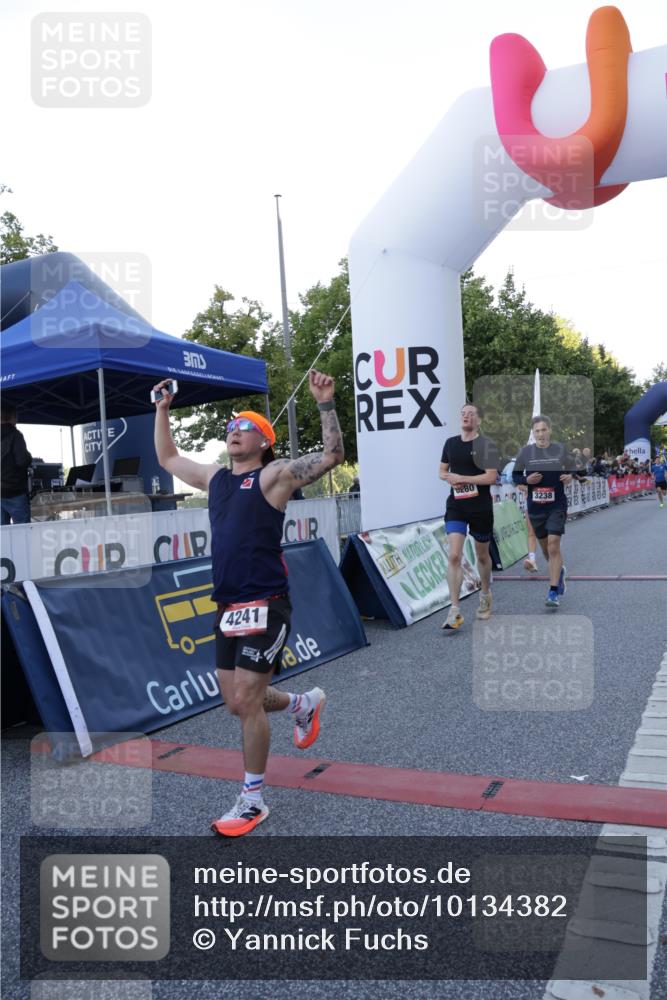 06.09.2026 - CURREX Alsterlauf Yannick Fuchs http://msf.ph/oto/10134382 06.09.2026 09:42:10 Ziel 2606, 3238, 3714, 4068, 4241, 4535, 4967, 5112, 5960, 5997, 6127, 6151, 6280 meine-sportfotos.de