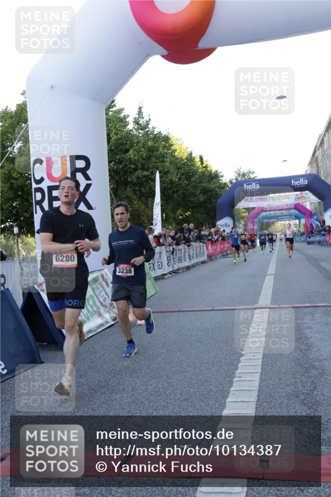 06.09.2026 - CURREX Alsterlauf Yannick Fuchs http://msf.ph/oto/10134387 06.09.2026 09:42:10 Ziel 2606, 3238, 3714, 4068, 4241, 4535, 4967, 5112, 5960, 5997, 6127, 6151, 6280 meine-sportfotos.de