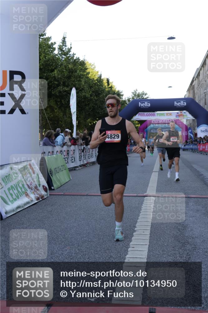 06.09.2026 - CURREX Alsterlauf Yannick Fuchs http://msf.ph/oto/10134950 06.09.2026 09:42:38 Ziel 3692, 4006, 4607, 4829, 5173, 5464, 5811, 6472 meine-sportfotos.de
