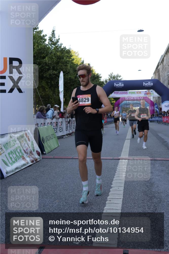 06.09.2026 - CURREX Alsterlauf Yannick Fuchs http://msf.ph/oto/10134954 06.09.2026 09:42:38 Ziel 3692, 4006, 4607, 4829, 5173, 5464, 5811, 6472 meine-sportfotos.de