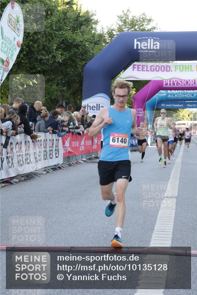 06.09.2026 - CURREX Alsterlauf Yannick Fuchs http://msf.ph/oto/10135128 06.09.2026 09:42:55 Ziel 2007, 2715, 3110, 3815, 5675, 6140, 6381, 6421 meine-sportfotos.de