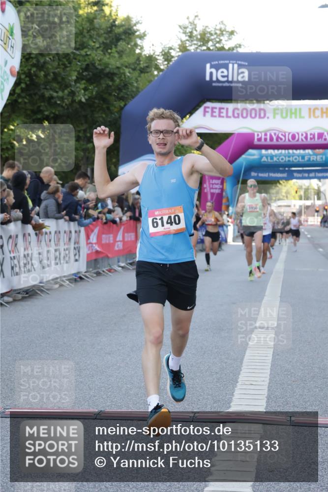 06.09.2026 - CURREX Alsterlauf Yannick Fuchs http://msf.ph/oto/10135133 06.09.2026 09:42:55 Ziel 2007, 2715, 3110, 3815, 5675, 6140, 6381, 6421 meine-sportfotos.de