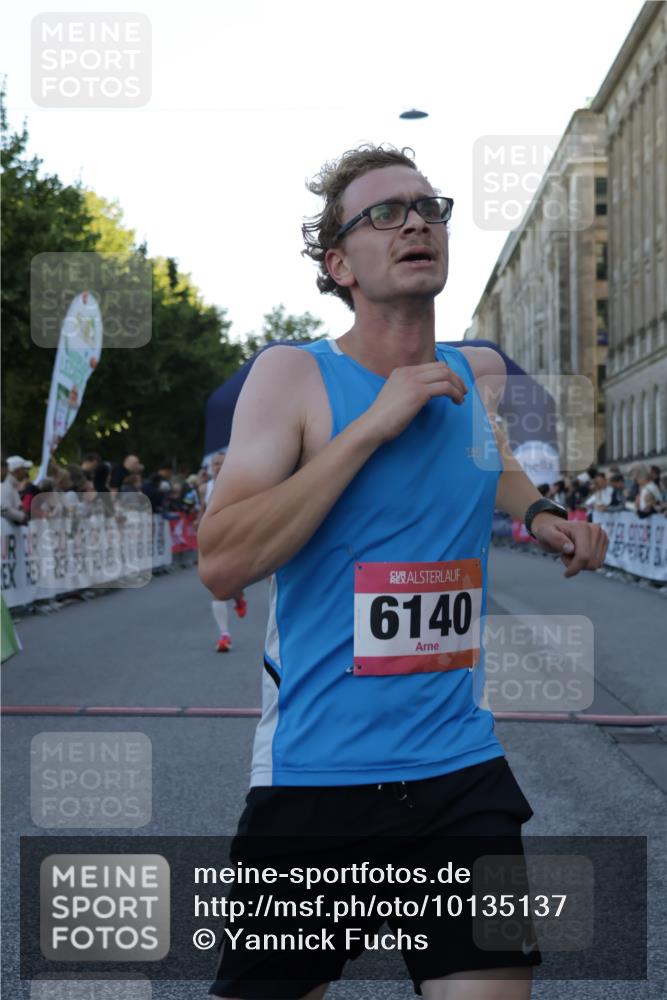 06.09.2026 - CURREX Alsterlauf Yannick Fuchs http://msf.ph/oto/10135137 06.09.2026 09:42:57 Ziel 2007, 2715, 3361, 5950, 6140, 6421 meine-sportfotos.de