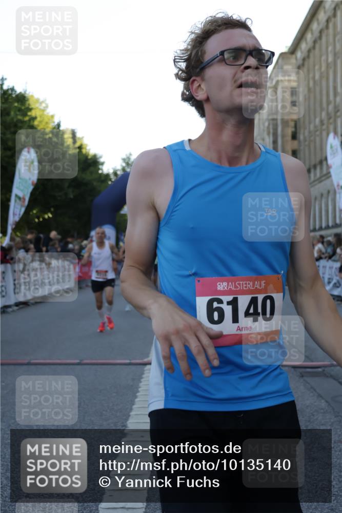 06.09.2026 - CURREX Alsterlauf Yannick Fuchs http://msf.ph/oto/10135140 06.09.2026 09:42:57 Ziel 2007, 2715, 3361, 5950, 6140, 6421 meine-sportfotos.de