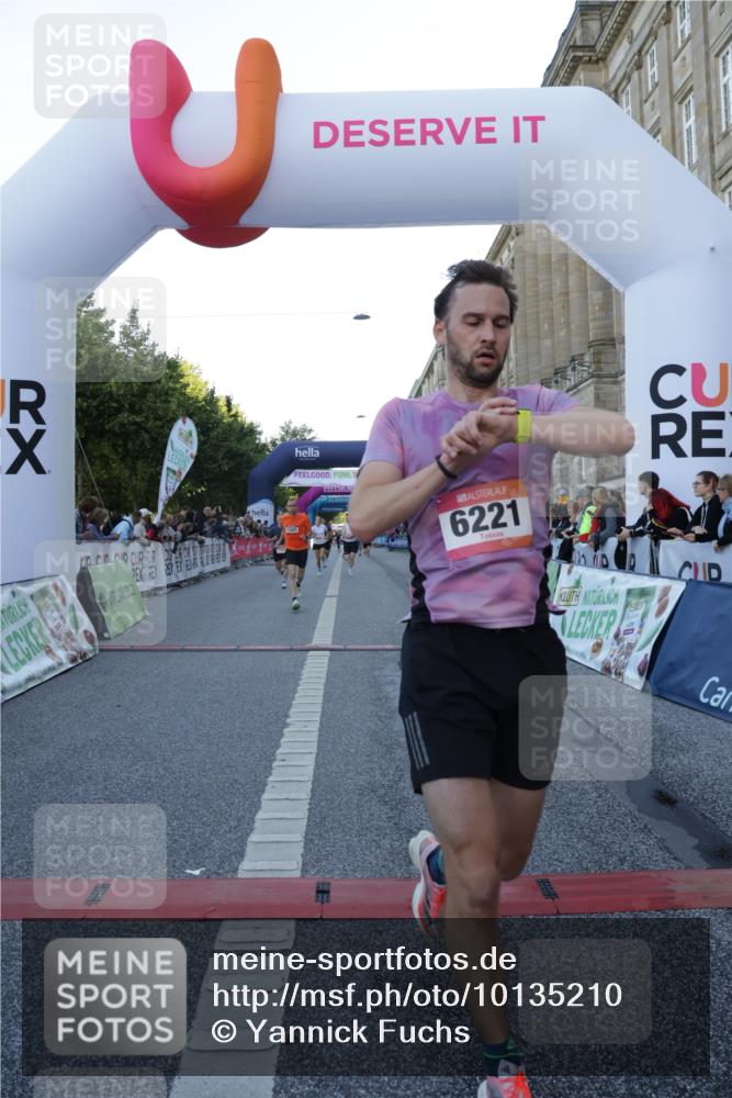 06.09.2026 - CURREX Alsterlauf Yannick Fuchs http://msf.ph/oto/10135210 06.09.2026 09:43:06 Ziel 2715, 3361, 3753, 5325, 5950, 5955, 6221, 6421, 8321 meine-sportfotos.de