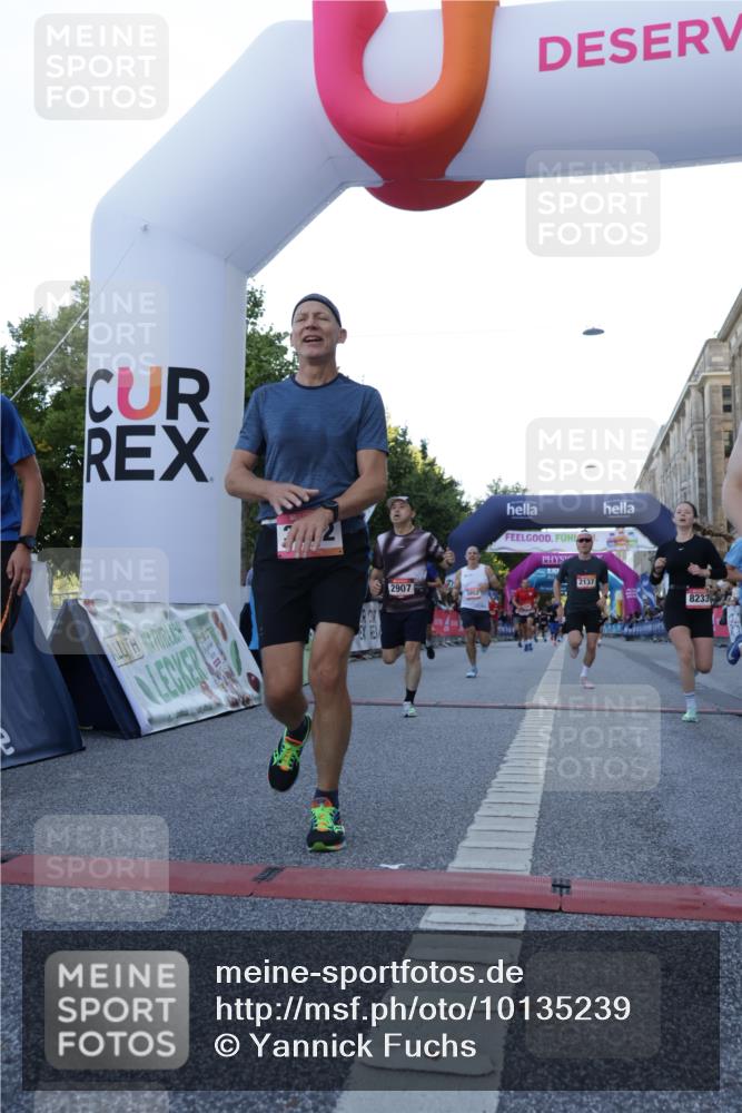 06.09.2026 - CURREX Alsterlauf Yannick Fuchs http://msf.ph/oto/10135239 06.09.2026 09:43:14 Ziel 2137, 2907, 3366, 3572, 3753, 5325, 5649, 5776, 5904, 5952, 5955, 5963, 6002, 8233, 8330 meine-sportfotos.de