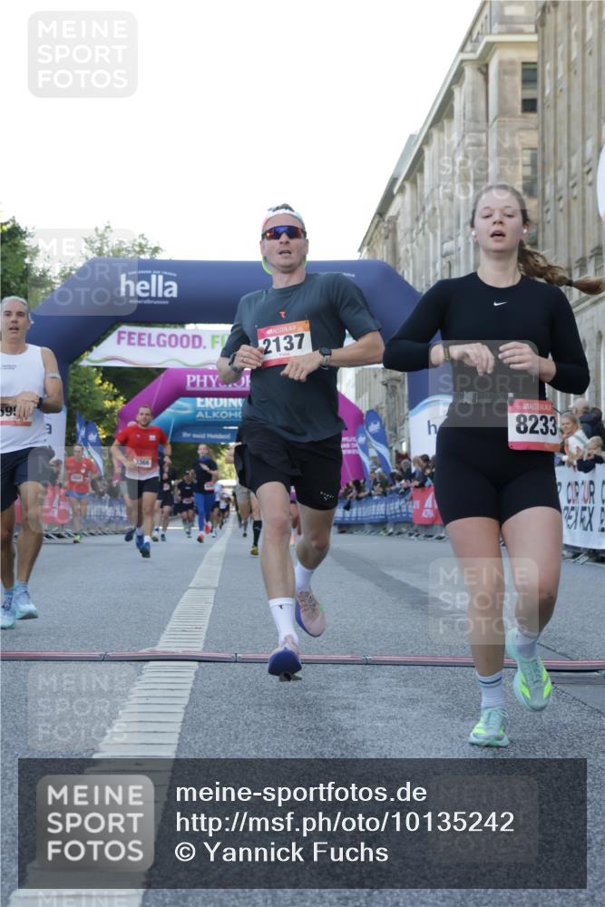 06.09.2026 - CURREX Alsterlauf Yannick Fuchs http://msf.ph/oto/10135242 06.09.2026 09:43:14 Ziel 2137, 2907, 3366, 3572, 3753, 5325, 5649, 5776, 5904, 5952, 5955, 5963, 6002, 8233, 8330 meine-sportfotos.de