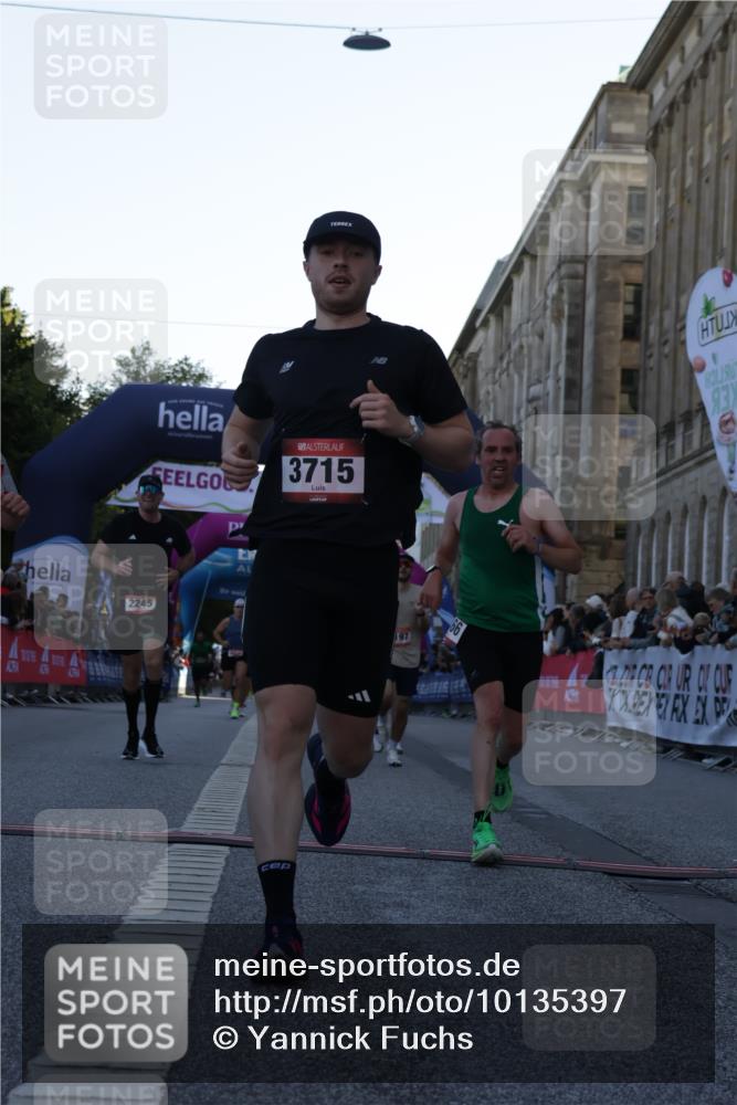06.09.2026 - CURREX Alsterlauf Yannick Fuchs http://msf.ph/oto/10135397 06.09.2026 09:43:39 Ziel 2166, 2245, 3197, 3523, 3524, 3561, 3715, 5098, 5370, 6371, 6388, 8036, 8316 meine-sportfotos.de