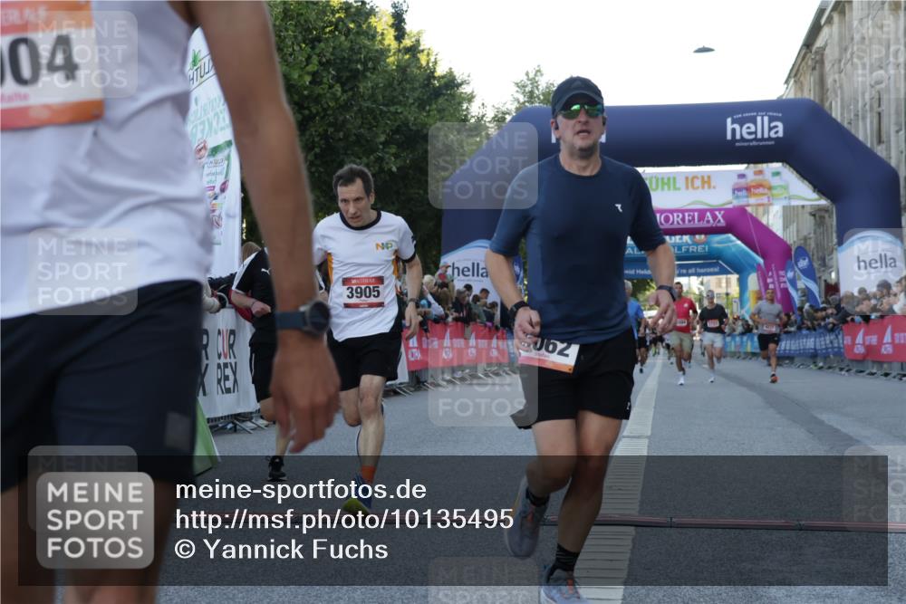 06.09.2026 - CURREX Alsterlauf Yannick Fuchs http://msf.ph/oto/10135495 06.09.2026 09:43:59 Ziel 2198, 3269, 3905, 3960, 4893, 5062, 5402, 6004, 6060, 6102 meine-sportfotos.de
