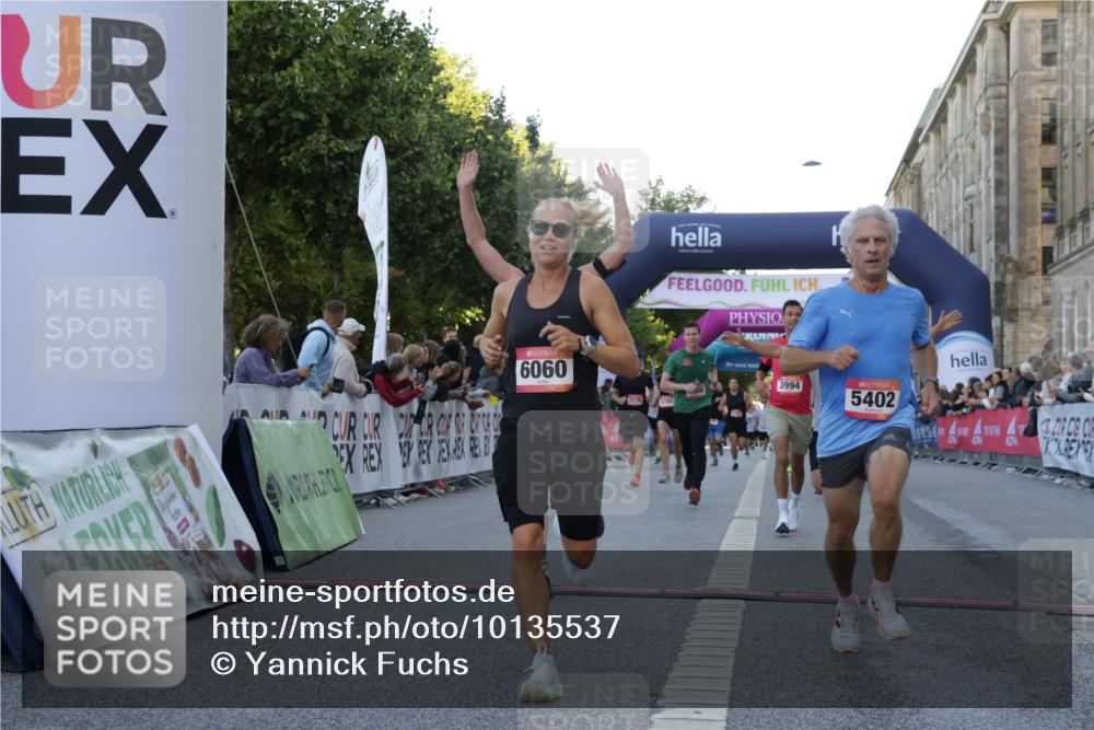 06.09.2026 - CURREX Alsterlauf Yannick Fuchs http://msf.ph/oto/10135537 06.09.2026 09:44:03 Ziel 2139, 2198, 2250, 2723, 3269, 3702, 3905, 3994, 4277, 4893, 5062, 5168, 5402, 5606, 6060, 6102 meine-sportfotos.de
