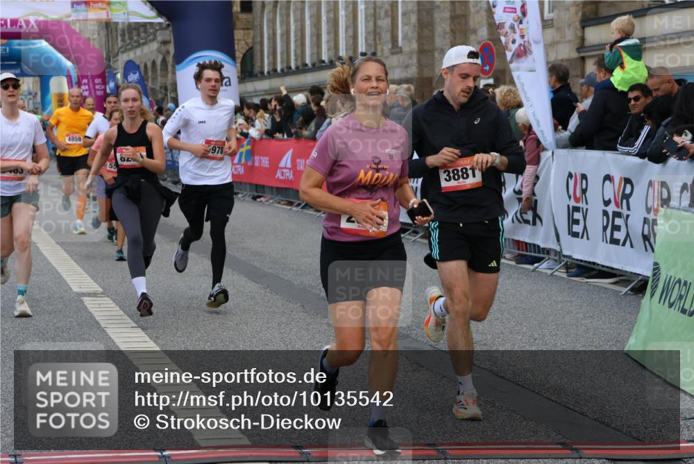 06.09.2026 - CURREX Alsterlauf Strokosch-Dieckow http://msf.ph/oto/10135542 06.09.2026 09:57:26 Ziel 2316, 2900, 2966, 3236, 3673, 3881, 3914, 3978, 4641, 4859, 5345, 5398, 5463, 5510, 5978, 6119, 6279, 8029, 8093, 8198, 8281 meine-sportfotos.de
