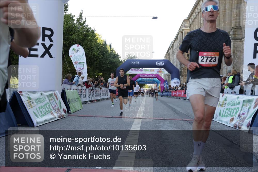 06.09.2026 - CURREX Alsterlauf Yannick Fuchs http://msf.ph/oto/10135603 06.09.2026 09:44:09 Ziel 2139, 2250, 2723, 3010, 3702, 3994, 4157, 4277, 4893, 5114, 5168, 5402, 5606, 6060, 8127, 8328 meine-sportfotos.de