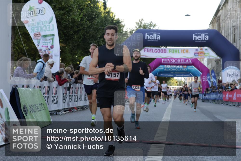 06.09.2026 - CURREX Alsterlauf Yannick Fuchs http://msf.ph/oto/10135614 06.09.2026 09:44:10 Ziel 2139, 2250, 2723, 3010, 3702, 3994, 4157, 4277, 4893, 5114, 5168, 5402, 5530, 5606, 6060, 8127, 8328 meine-sportfotos.de