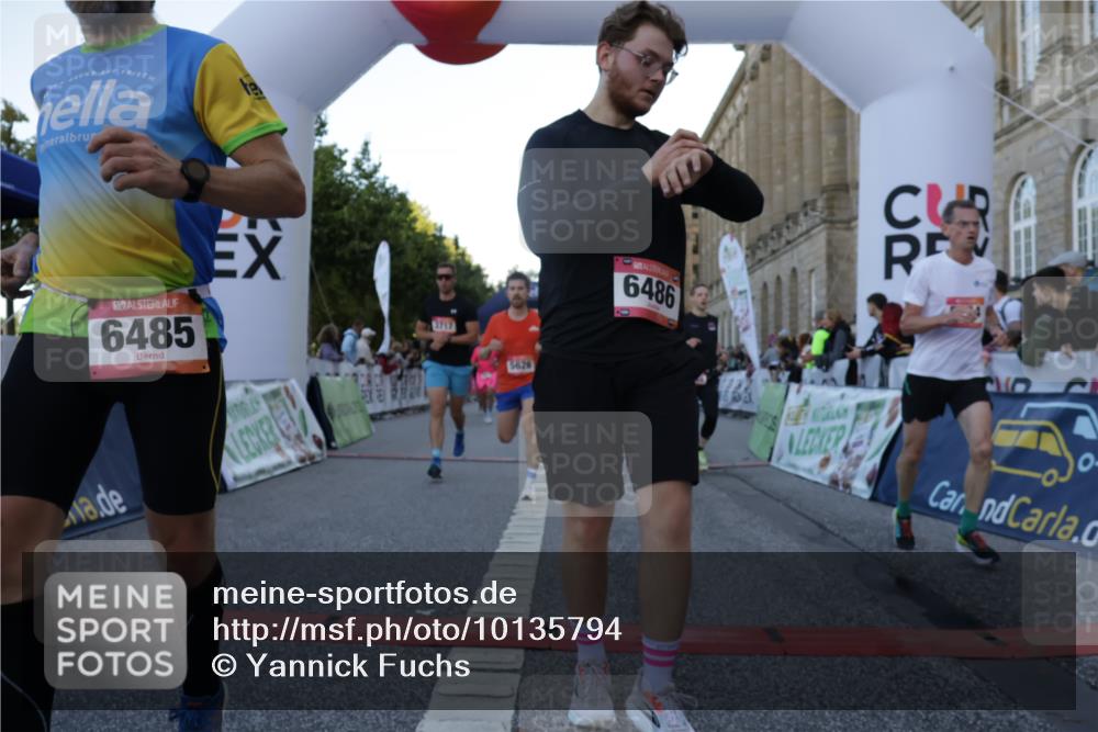 06.09.2026 - CURREX Alsterlauf Yannick Fuchs http://msf.ph/oto/10135794 06.09.2026 09:44:23 Ziel 2186, 2699, 3331, 3355, 3564, 3717, 4187, 4838, 4862, 4928, 5443, 5477, 5626, 5710, 5722, 5974, 6047, 6484, 6485, 6486, 8302 meine-sportfotos.de