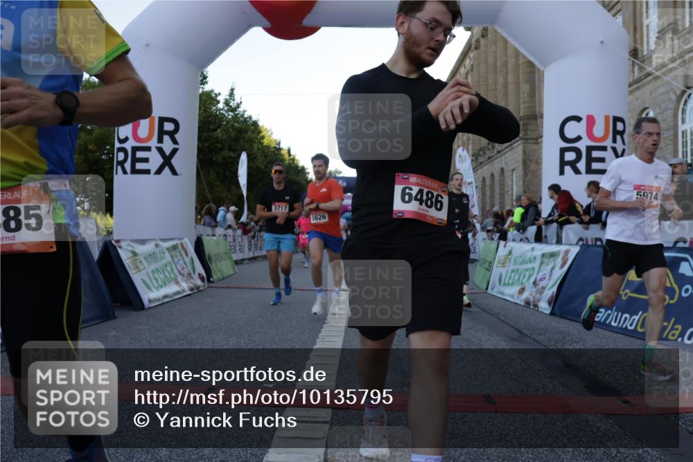 06.09.2026 - CURREX Alsterlauf Yannick Fuchs http://msf.ph/oto/10135795 06.09.2026 09:44:23 Ziel 2186, 2699, 3331, 3355, 3564, 3717, 4187, 4838, 4862, 4928, 5443, 5477, 5626, 5710, 5722, 5974, 6047, 6484, 6485, 6486, 8302 meine-sportfotos.de