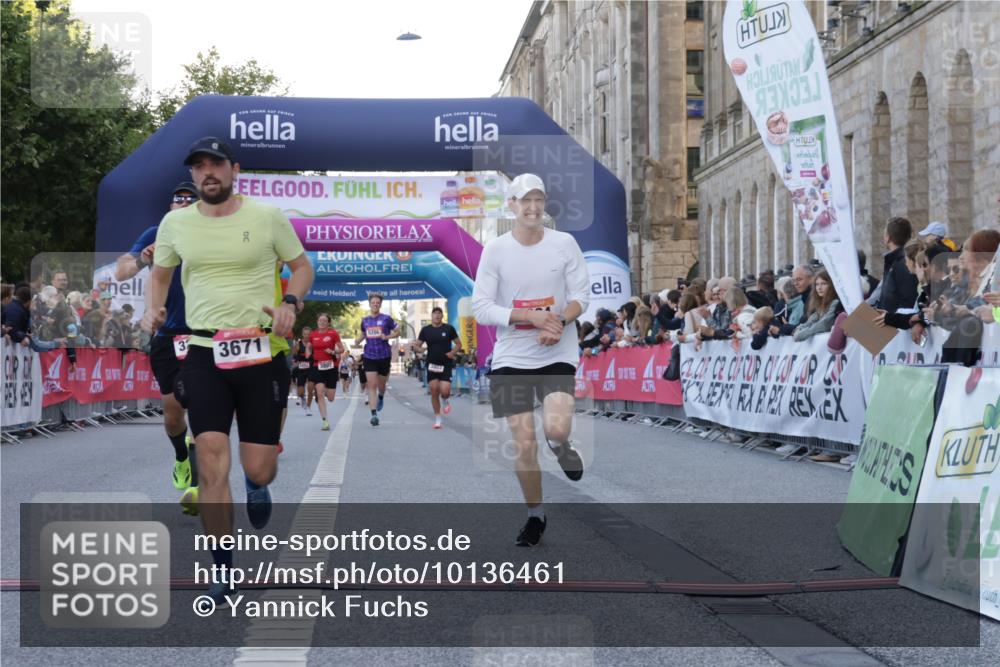 06.09.2026 - CURREX Alsterlauf Yannick Fuchs http://msf.ph/oto/10136461 06.09.2026 09:44:43 Ziel 2442, 3226, 3445, 3503, 3671, 4039, 4133, 5529, 6201, 8216, 8224, 8264 meine-sportfotos.de