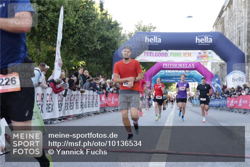 06.09.2026 - CURREX Alsterlauf Yannick Fuchs http://msf.ph/oto/10136534 06.09.2026 09:44:45 Ziel 2442, 3226, 3445, 3671, 3802, 3803, 4039, 5286, 5529, 6201, 8224, 8264 meine-sportfotos.de