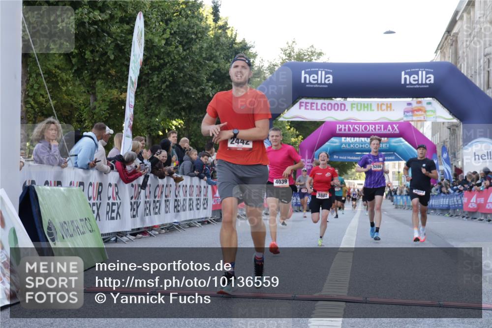 06.09.2026 - CURREX Alsterlauf Yannick Fuchs http://msf.ph/oto/10136559 06.09.2026 09:44:46 Ziel 2442, 2610, 3226, 3445, 3671, 3802, 3803, 4039, 5286, 6201, 8264 meine-sportfotos.de