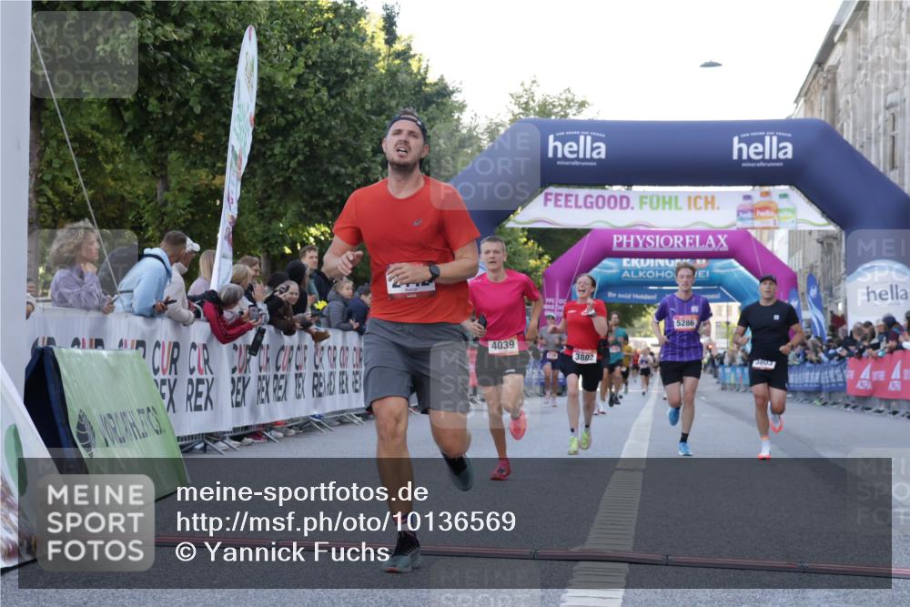 06.09.2026 - CURREX Alsterlauf Yannick Fuchs http://msf.ph/oto/10136569 06.09.2026 09:44:46 Ziel 2442, 2610, 3226, 3445, 3671, 3802, 3803, 4039, 5286, 6201, 8264 meine-sportfotos.de