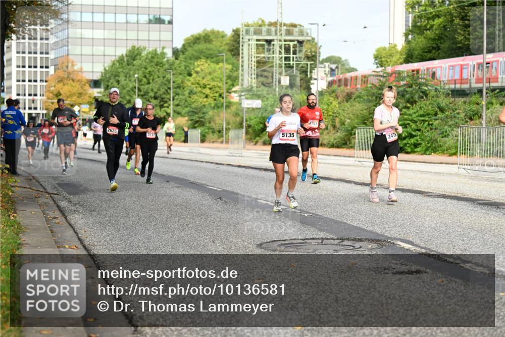 06.09.2026 - CURREX Alsterlauf Dr. Thomas Lammeyer http://msf.ph/oto/10136581 06.09.2026 10:01:44 Laufen 2625, 4151, 3737, 5135, 2476 meine-sportfotos.de