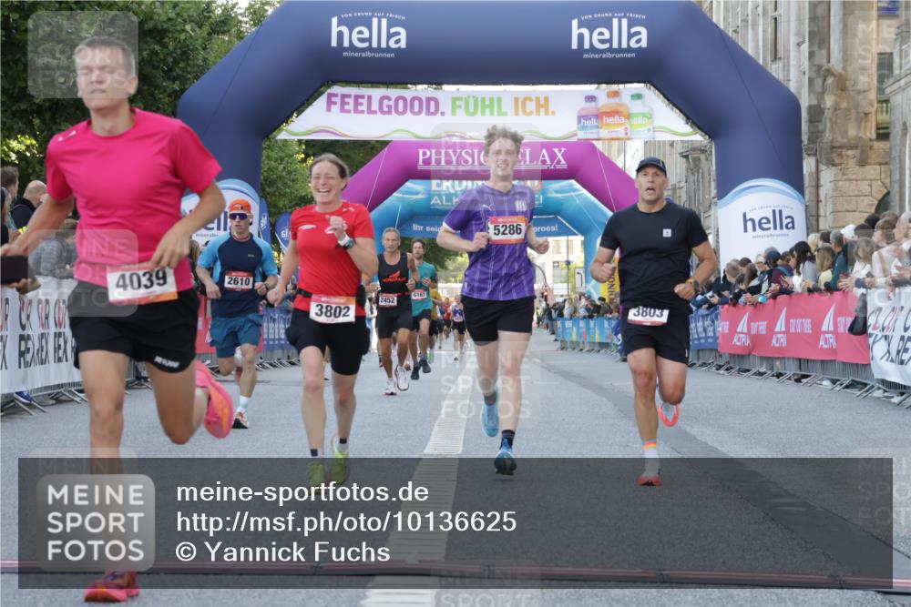 06.09.2026 - CURREX Alsterlauf Yannick Fuchs http://msf.ph/oto/10136625 06.09.2026 09:44:47 Ziel 2442, 2610, 3226, 3445, 3671, 3802, 3803, 4039, 5286, 6201, 8264 meine-sportfotos.de