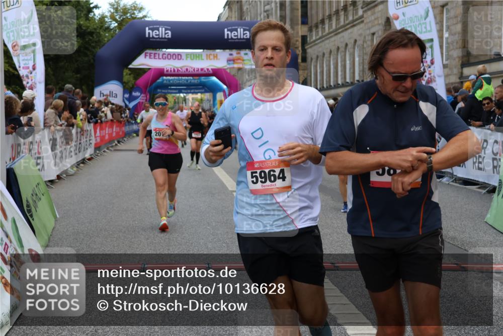 06.09.2026 - CURREX Alsterlauf Strokosch-Dieckow http://msf.ph/oto/10136628 06.09.2026 09:58:47 Ziel 2017, 2034, 2120, 2244, 2711, 2717, 3078, 3691, 4147, 4227, 4256, 4265, 4304, 4356, 4695, 4747, 5205, 5207, 5557, 5706, 5764, 5810, 5964, 6073, 6111 meine-sportfotos.de