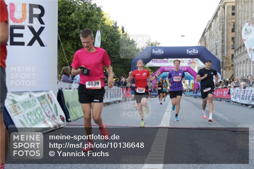 06.09.2026 - CURREX Alsterlauf Yannick Fuchs http://msf.ph/oto/10136648 06.09.2026 09:44:48 Ziel 2442, 2452, 2610, 3226, 3445, 3671, 3802, 3803, 4039, 5286, 6201, 8264 meine-sportfotos.de